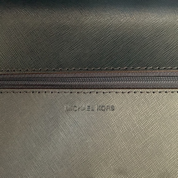 Michael Kors NWT Kinsley Medium Flap Wallet Crossbody in Navy - Picture 10 of 13